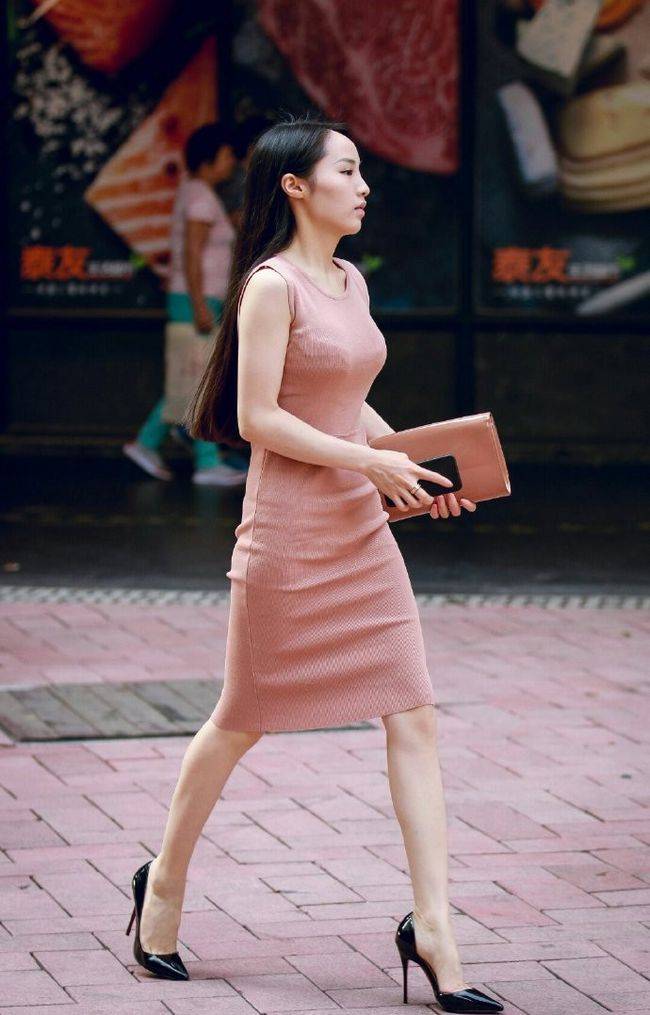 身材|粉色无袖连衣裙有一种让人无法抗拒的美！