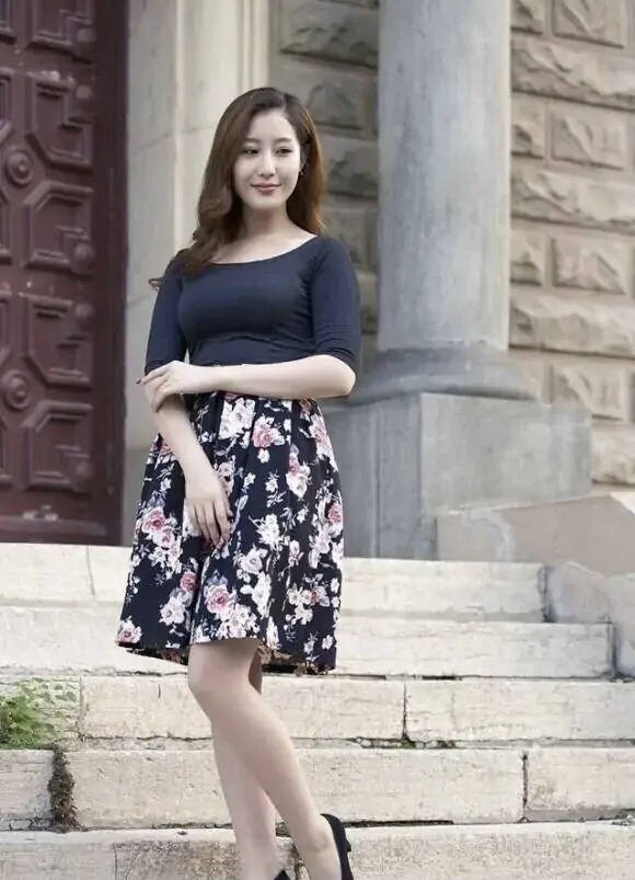 身材|印花裙配高跟鞋，优雅大气又时髦，成为初夏街头的“扛把子”！