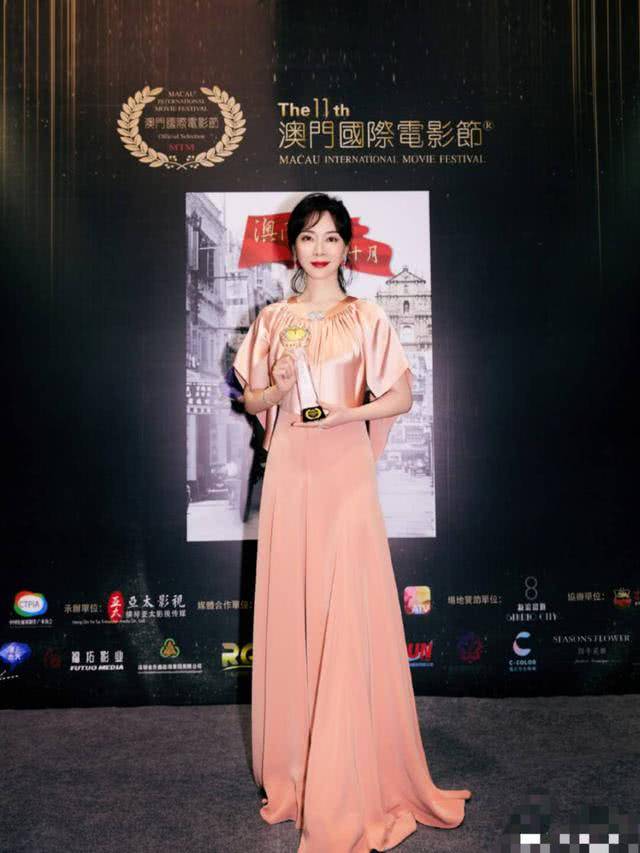 设计|43岁陈数才是“妖精”，穿粉色丝绸裙优雅高级，不扮嫩也美成焦点