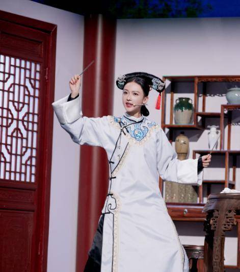 吴敬言|吴谨言穿短裙，终于不再“骨架腿”，长胖后美多了