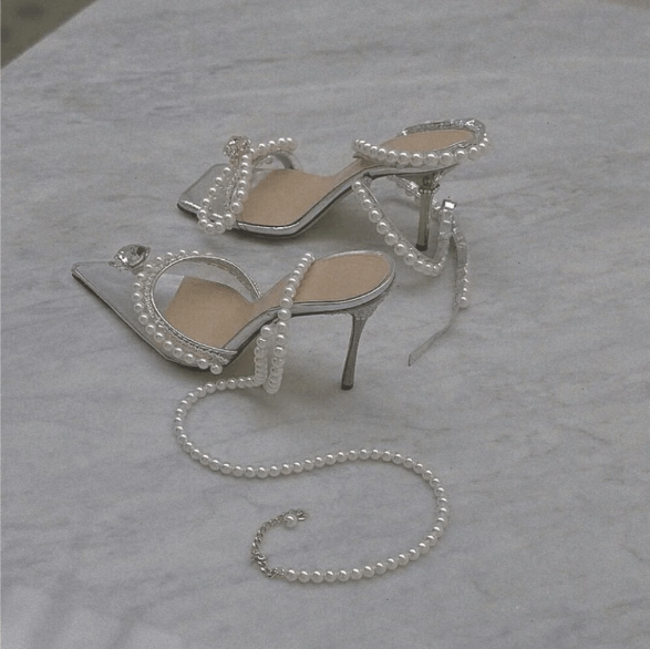 设计|快看看！谁还没几双美到爆一上脚就呲牙咧嘴的高！跟！鞋！