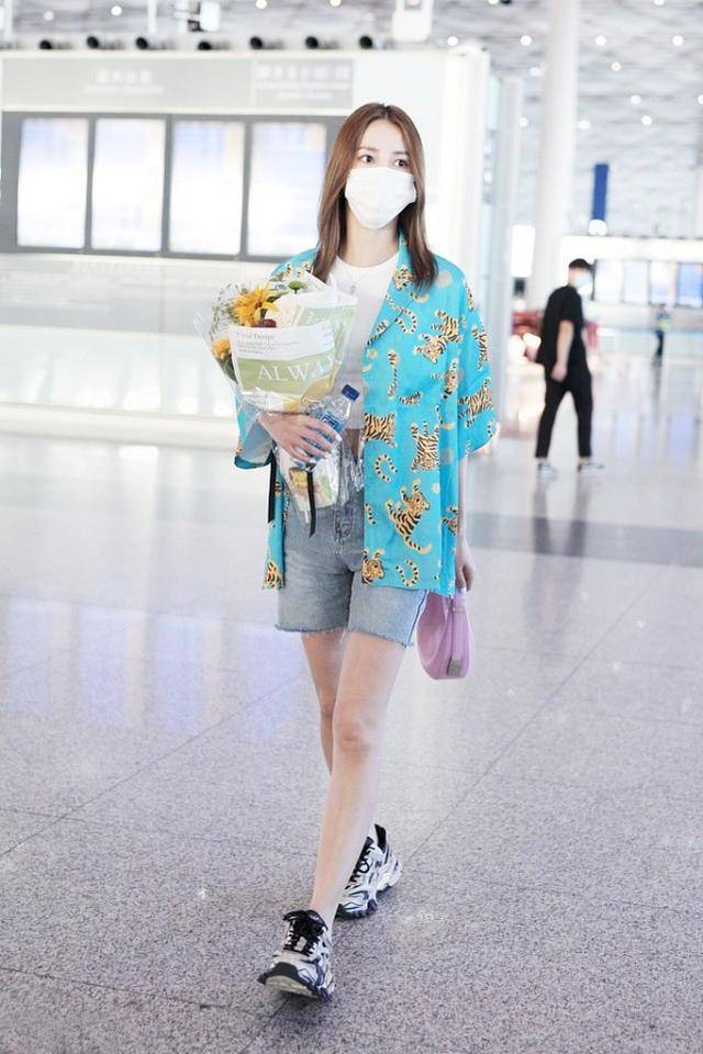弦子|弦子的造型够抢眼，“内衣外露”搭配个性时髦，没想到还这么得体