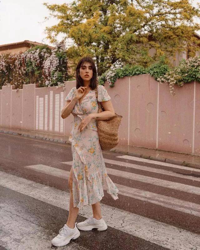 颜色|“裙子＋运动鞋”才是今夏最火CP，时髦显高又百搭，谁穿谁好看