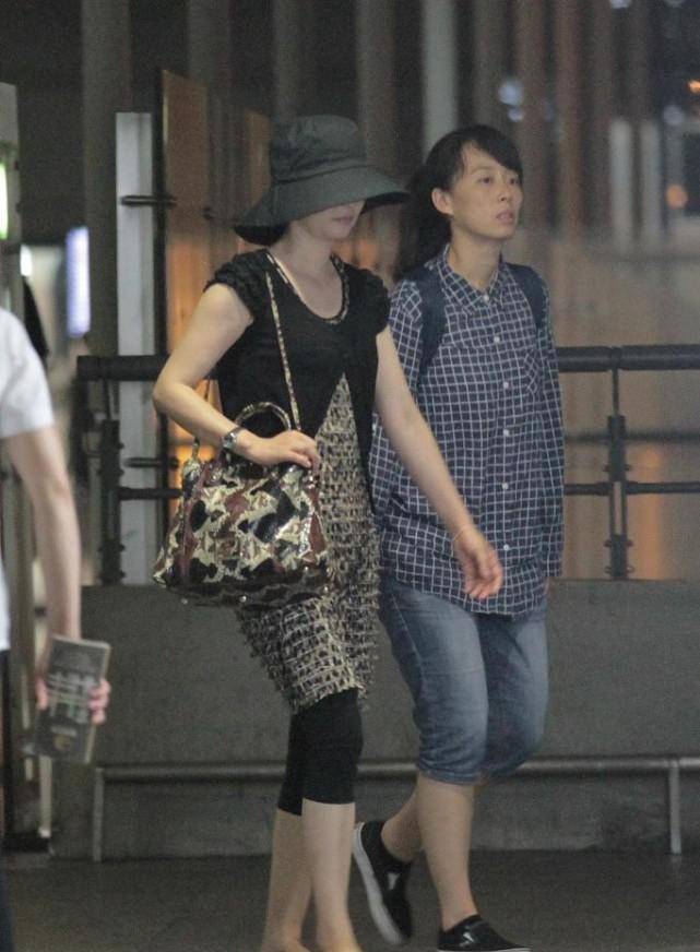 女生|徐帆私下挺随意的，穿豹纹裙配小开衫，中年感挺浓，可身材还不错