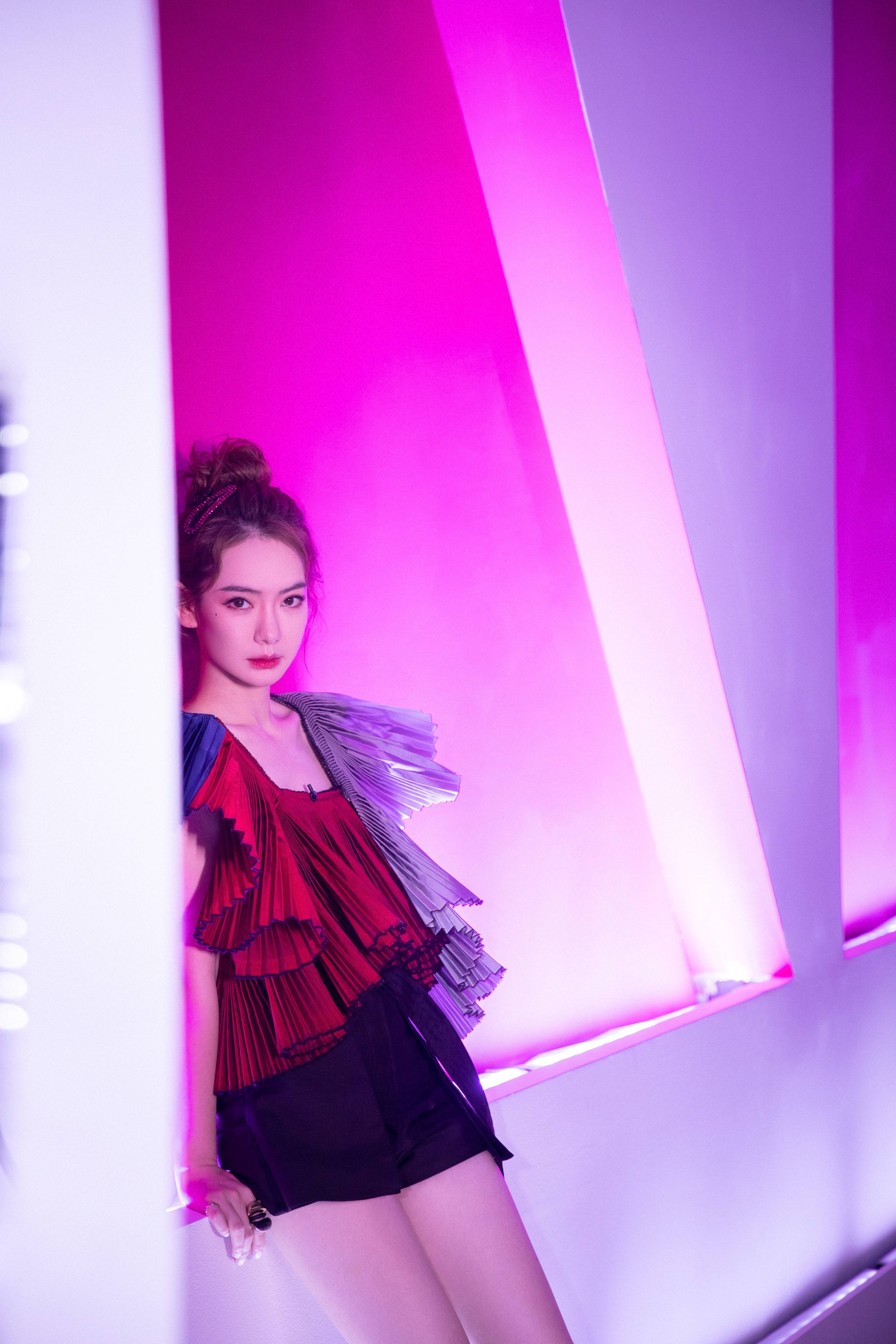 酷酷|35岁戚薇仿佛驻颜，复古黄格子裙身段妖娆，成熟魅惑超撩人！