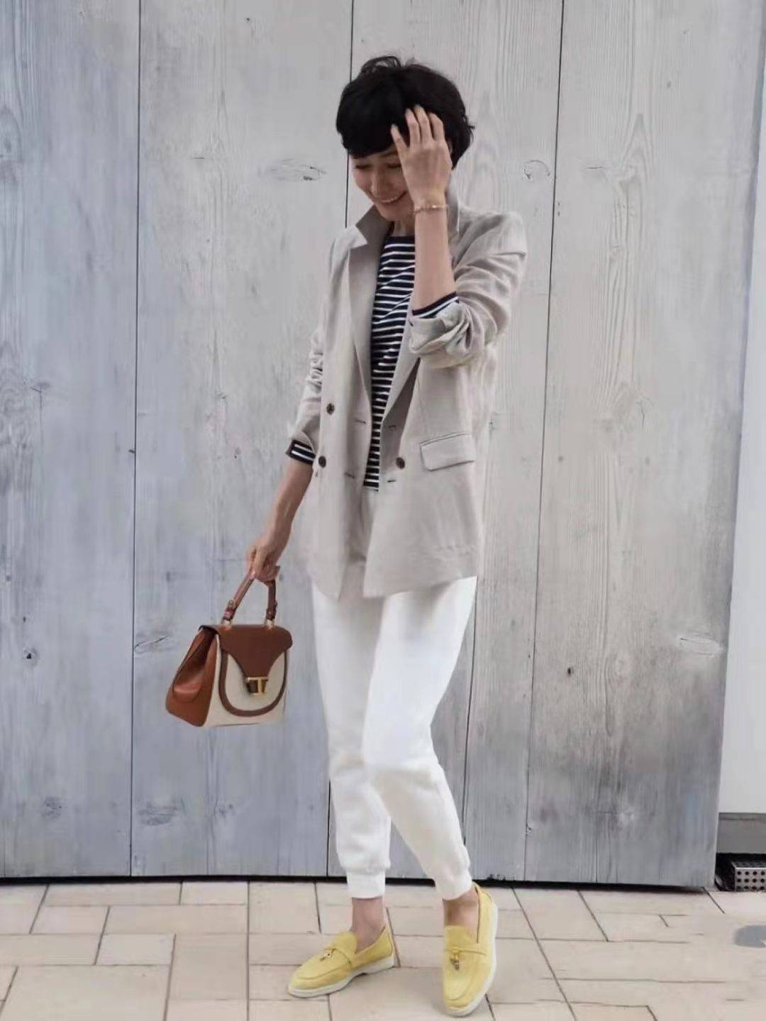 显得|女人过了40岁更要注重气质,学这位“大龄姐姐”的穿搭,高雅大气