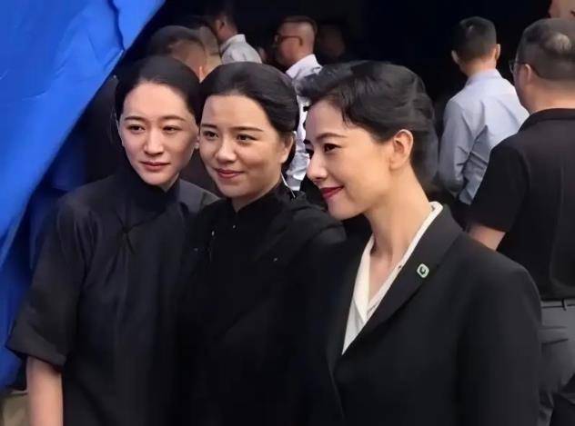 显得|高圆圆高调拍戏！穿小西装梳大背头有皱纹也美丽，李小冉却大翻车