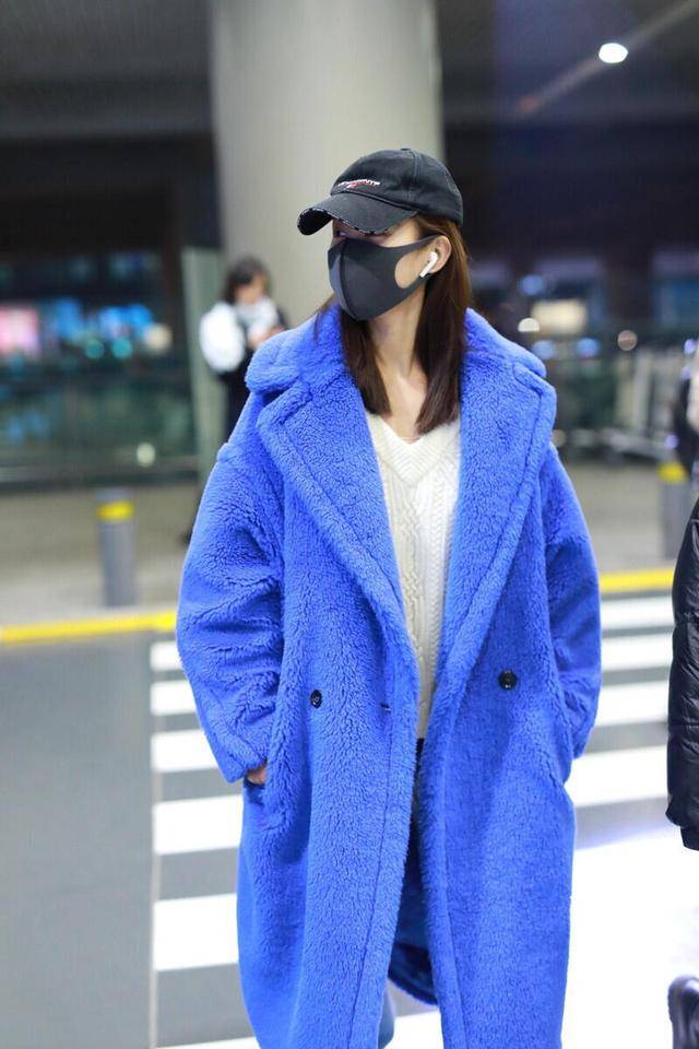 毛衣|李沁太会穿,蓝色羊羔毛大衣配白色毛衣保暖舒适,休闲随性