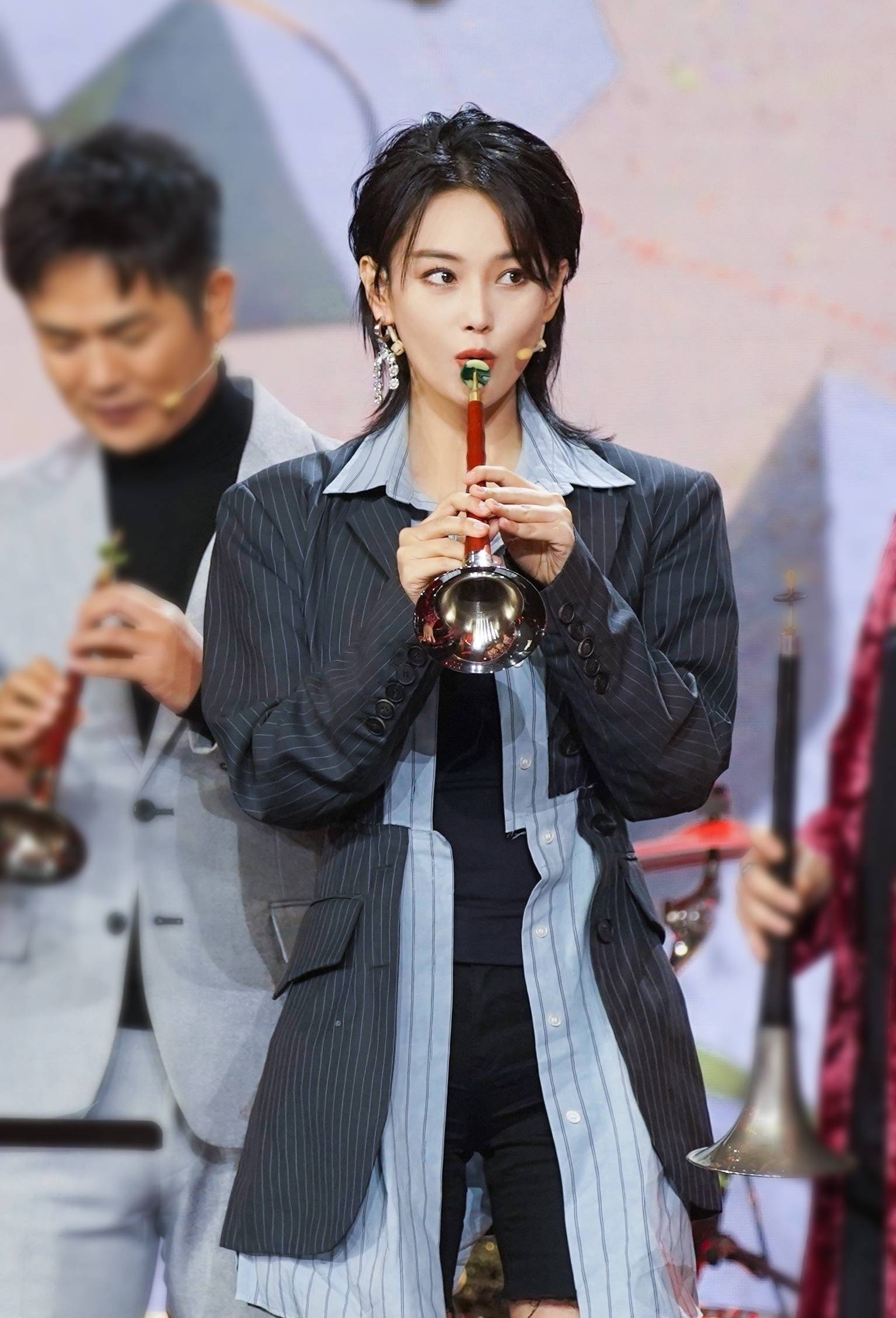 高跟鞋|张馨予的混搭风我看不懂,高跟鞋搭配渔网袜,一般人学不来!