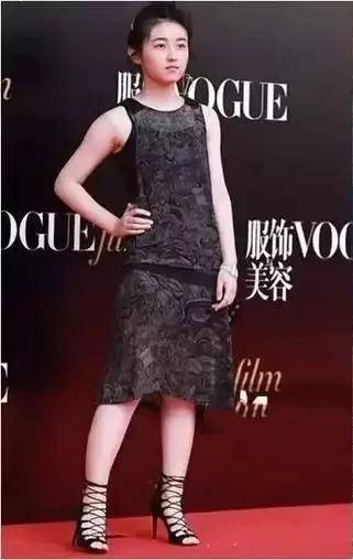 厚底|女人过了40岁，无论是穿裙子还是裤子，少穿这4双鞋，很掉档次