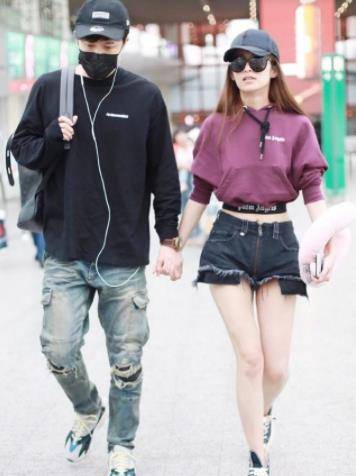 黑色|颖儿和付辛博在机场同行,颖儿穿露腰装很抢镜,下身短裤大秀美腿