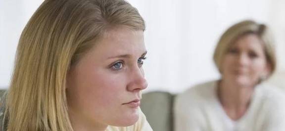 因为|22岁姐姐拒养2岁弟弟被亲父母告上法庭：生而不养，不如不生