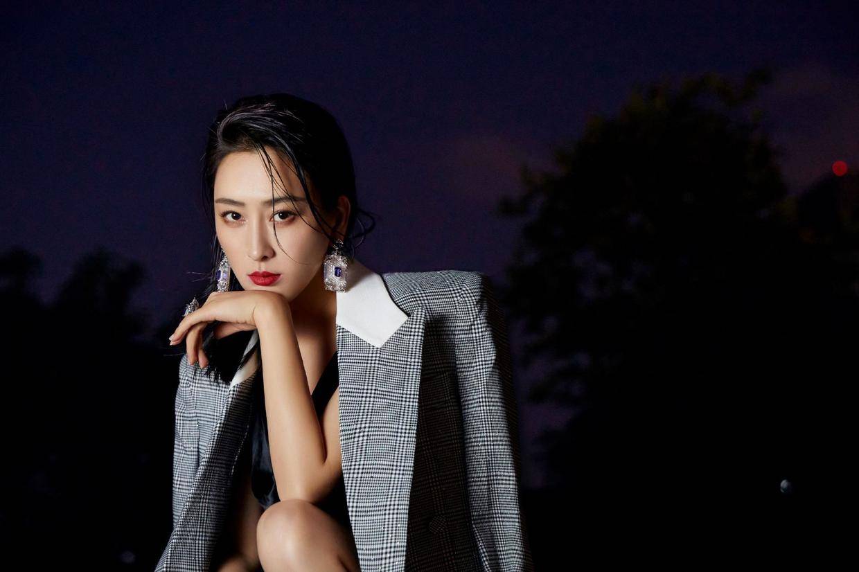 马苏|马苏又美回颜值巅峰,穿白色不规则拼接礼服成熟稳重,气质高贵