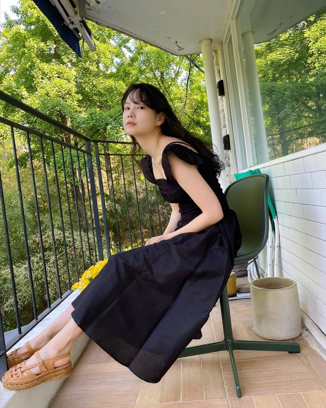 黑色|如果你还在为选择凉鞋发愁,酷炫时尚潮人的凉鞋造型供你参考