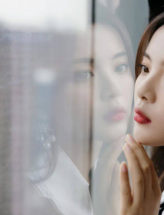 当红|杨超越身穿复古娃娃领黑色连衣裙！雪肤玉貌太性感撩人