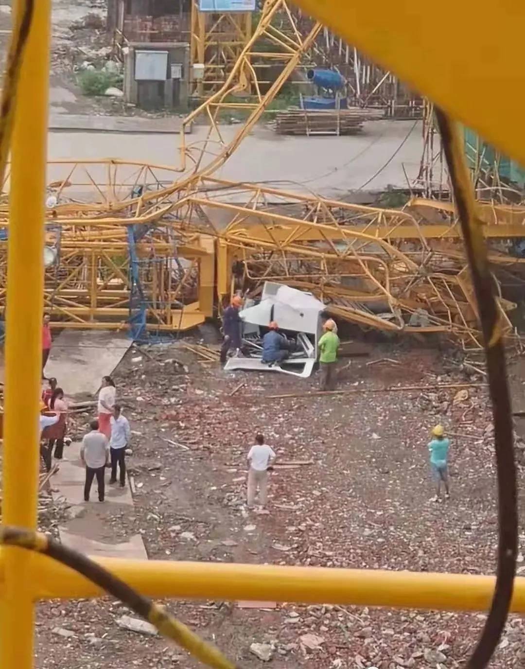 浙江湖州德清縣一在建工地塔吊施工作業時發生倒塌事故,據網友說是