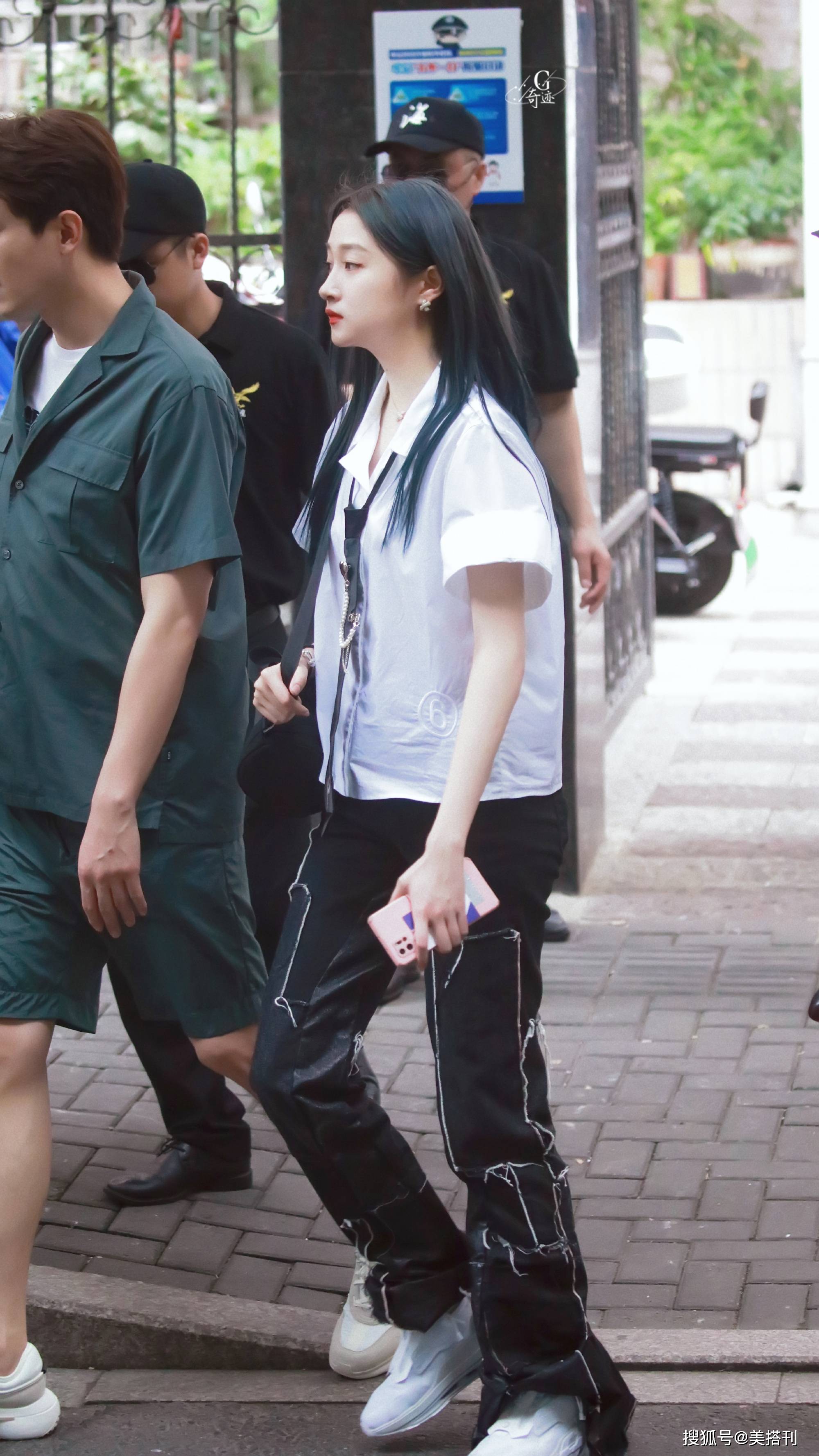 打领带|国民闺女变不良校花,关晓彤打领带染蓝发清纯霸气,这风格适合她