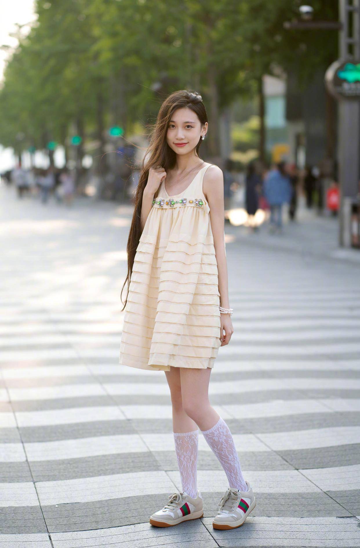 皮鞋|现在火了一种穿法，叫“袜子配鞋子”，时髦新潮还显高，谁穿谁美