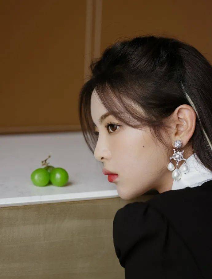 当红|杨超越身穿复古娃娃领黑色连衣裙！雪肤玉貌太性感撩人