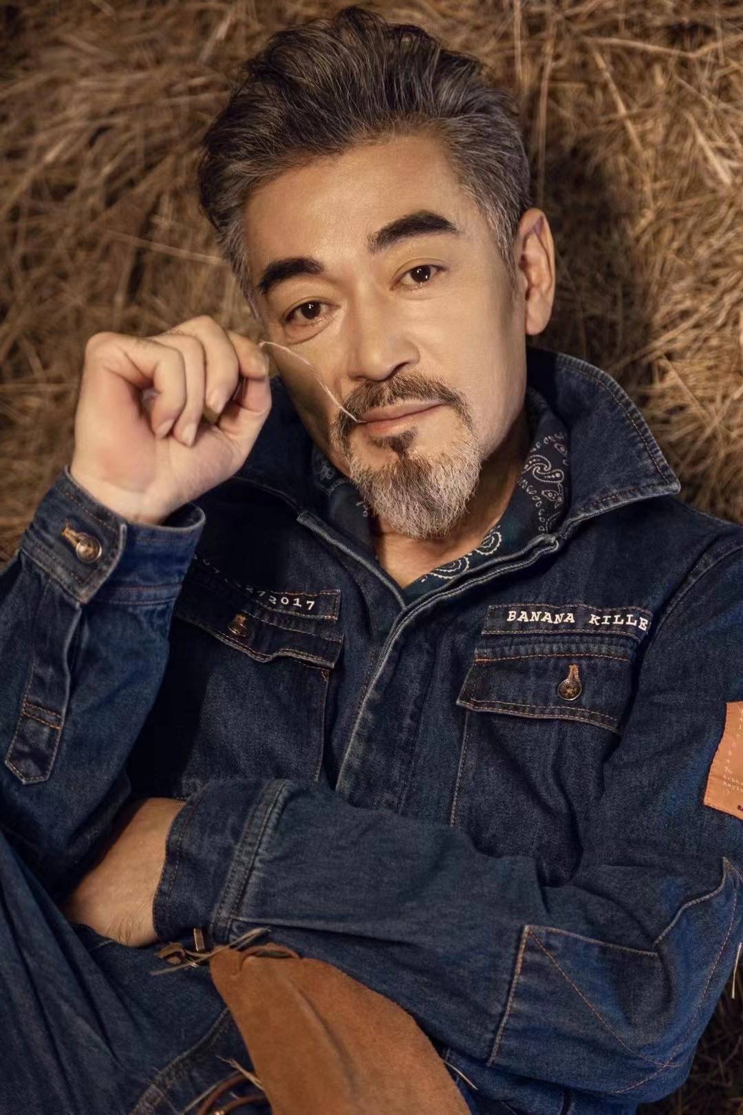 原创演员何涌生曝光秋日写真,型男大叔尽显复古时尚魅力