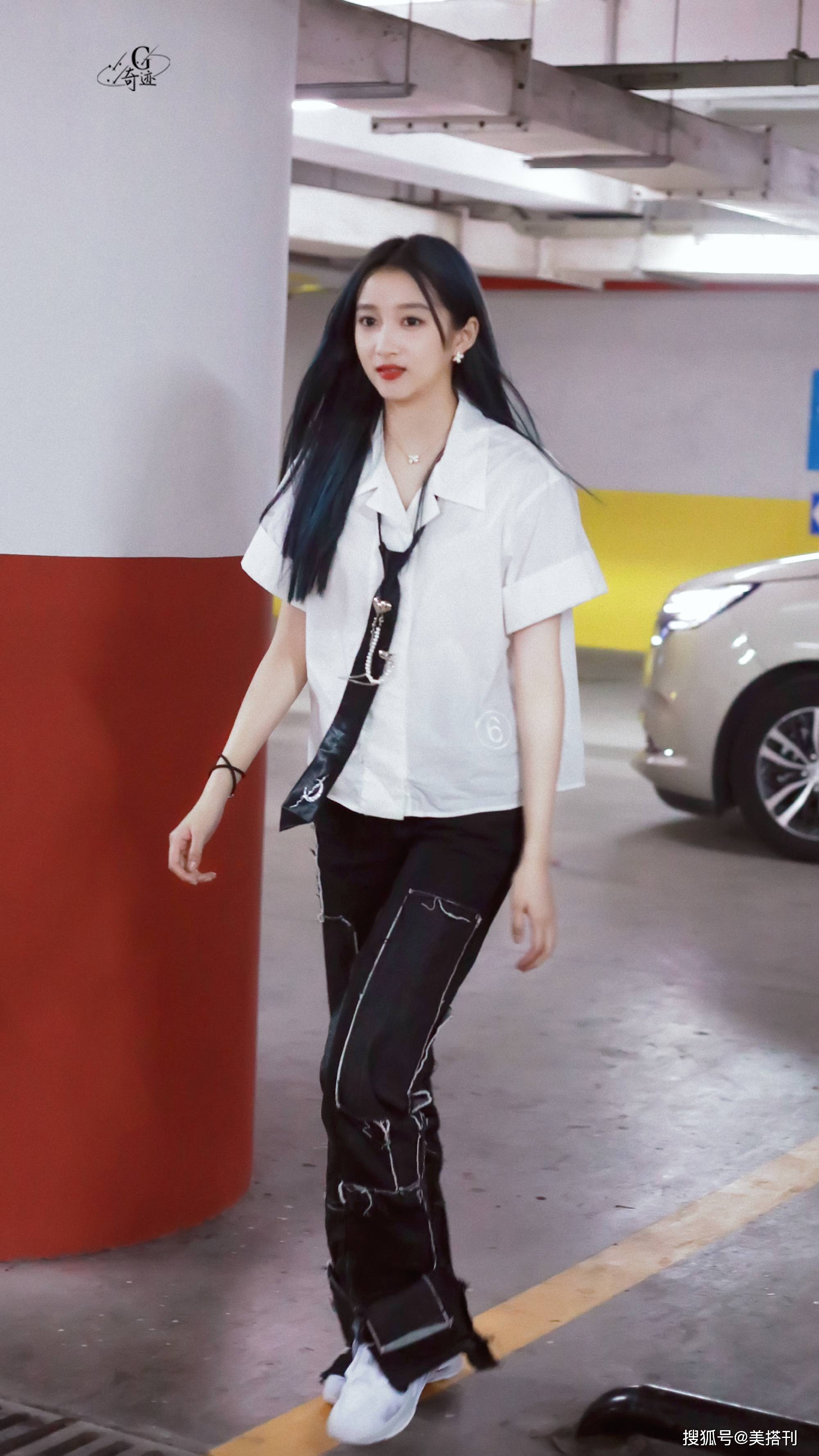 打领带|国民闺女变不良校花,关晓彤打领带染蓝发清纯霸气,这风格适合她