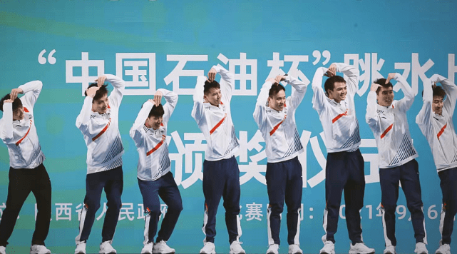 设计|14岁全红婵成跳水队团宠!穿运动装挂师姐身上撒娇,乖宝宝样超萌