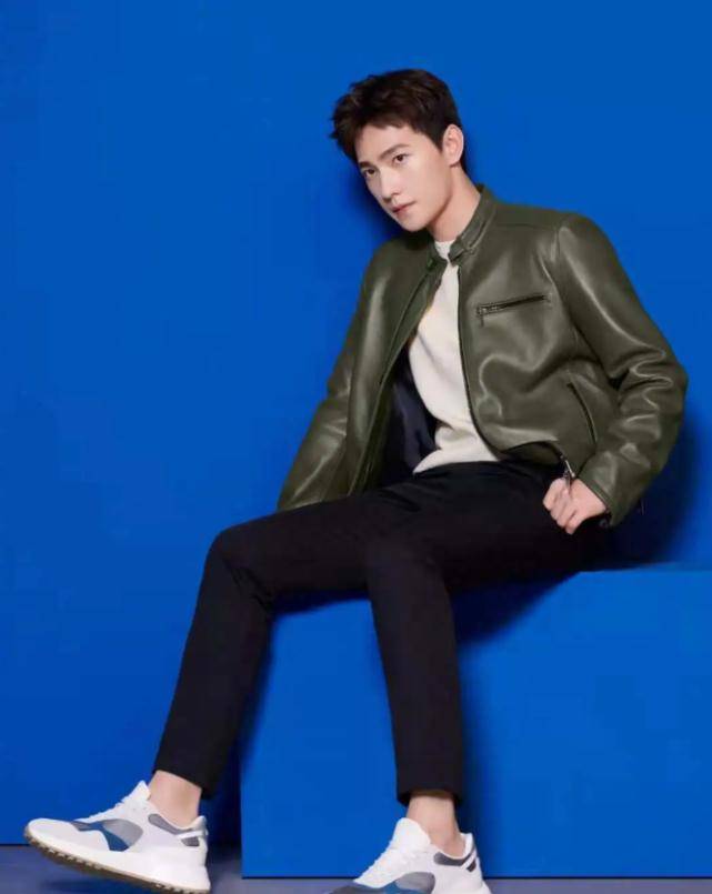 牛仔服|杨洋全新时尚大片，绿色皮夹克高级感溢屏，释放心动的信号