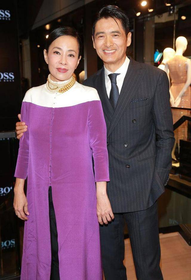 颜色|周润发老婆真保守，穿开叉裙还内搭秋裤，端庄得体难怪发哥会着迷？