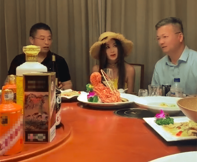 网友|温碧霞穿吊带裙走机场，都快当奶奶的人了，还装清纯少女假不假？