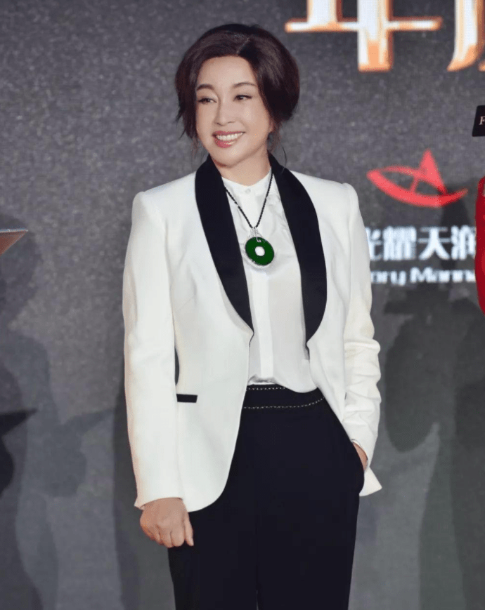 翡翠|刘晓庆才不服老，黑西装上拼一半碎花意外时髦，却被超大翡翠抢镜