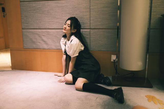 短袜|还是徐璐会打扮,吊带裙叠穿扮“校园女生”,这气质真赞