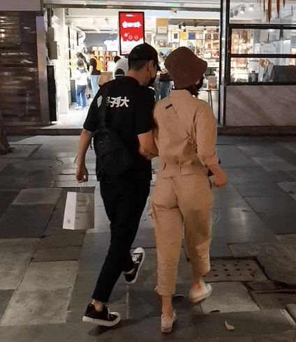 对比|高圆圆穿连体工装裤，气质还很清纯，但现实中就是这样的大妈臀！
