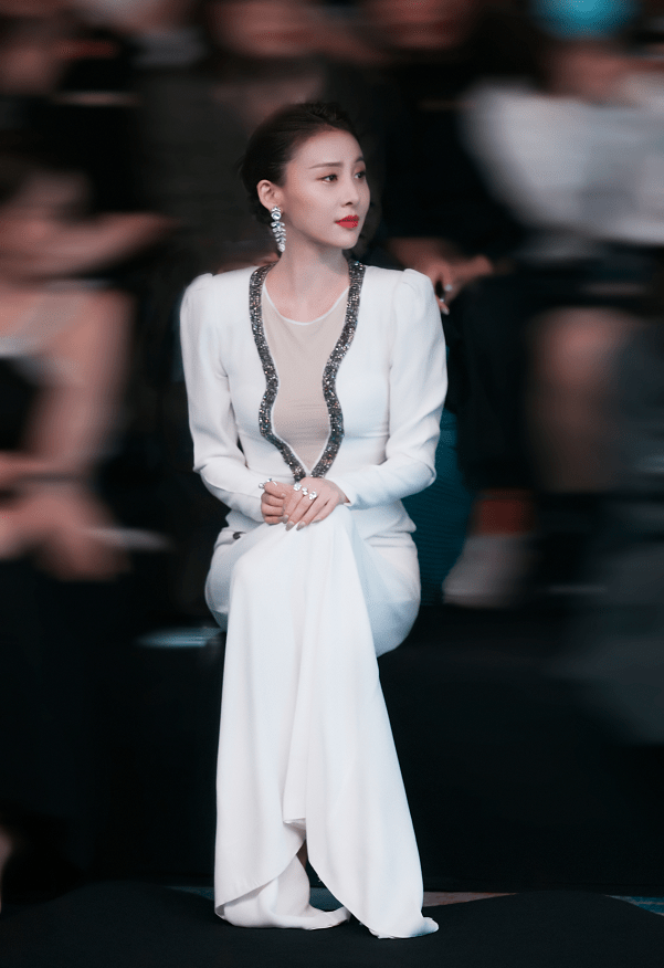 布条|贾青的胆子真不小，把黑布条当衣服穿，该挡的都挡住了，还挺吸睛