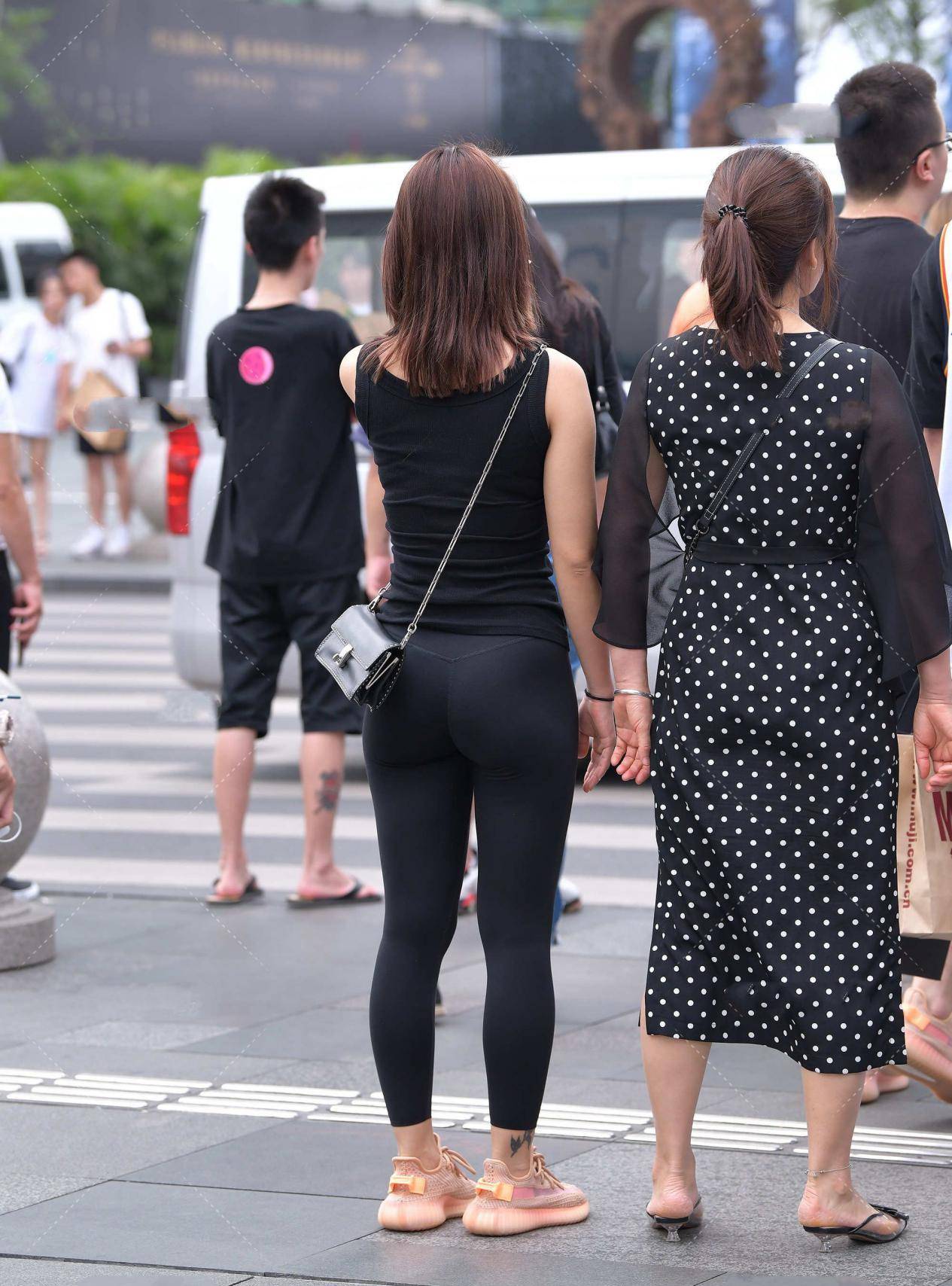 都是偏|黑色背心搭配健美裤，又潮又酷，帅气十足