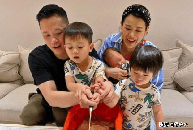 状态|41岁胡杏儿产后恢复快，穿蓝色吊带胳膊纤细，下颚线清晰锁骨明显