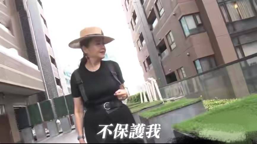 感觉|恬妞穿红卫衣好潮啊，但她不假没打针修图，油光下垂的脸很真实！