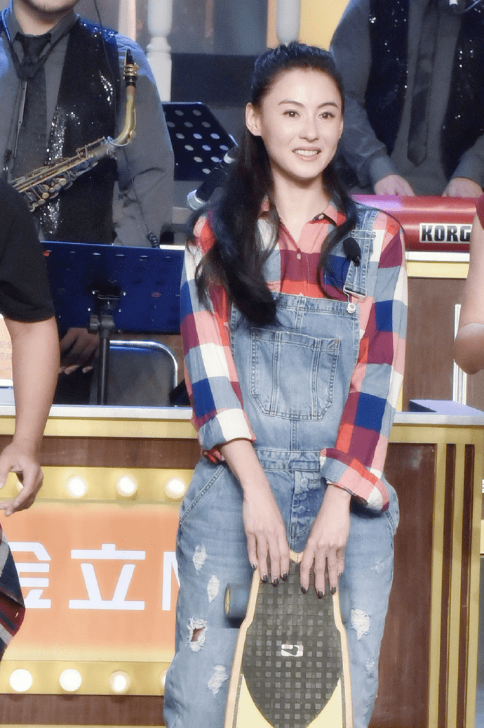 帆布鞋|张柏芝真敢装“嫩”,格子衬衫搭配背带牛仔裤少女感十足,超好看