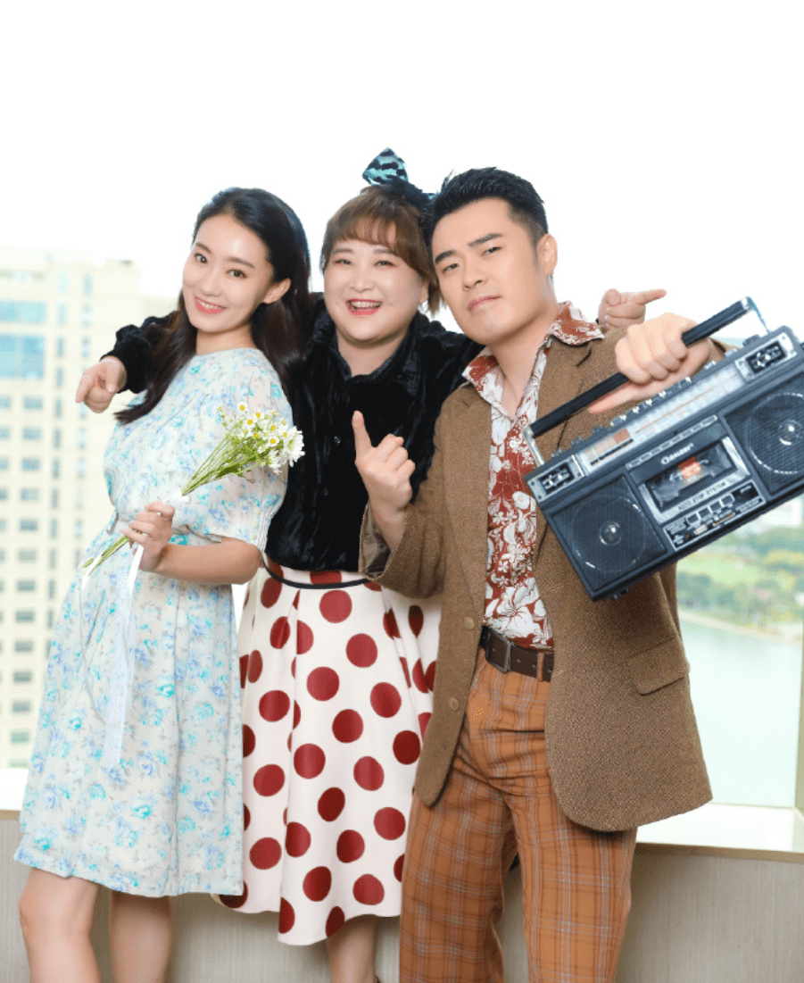 张小斐|张小斐罕见晒自拍,一身休闲装配微卷发好显嫩,身价暴涨依然低调