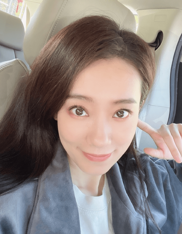 张小斐|张小斐罕见晒自拍,一身休闲装配微卷发好显嫩,身价暴涨依然低调