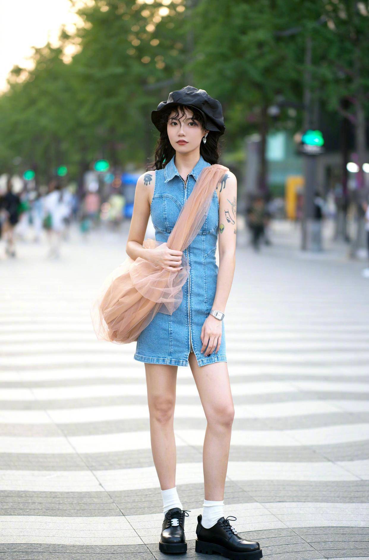 皮鞋|现在火了一种穿法，叫“袜子配鞋子”，时髦新潮还显高，谁穿谁美