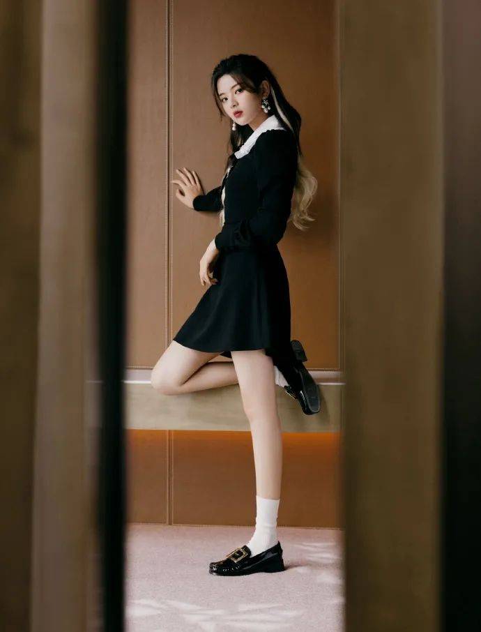 当红|杨超越身穿复古娃娃领黑色连衣裙！雪肤玉貌太性感撩人