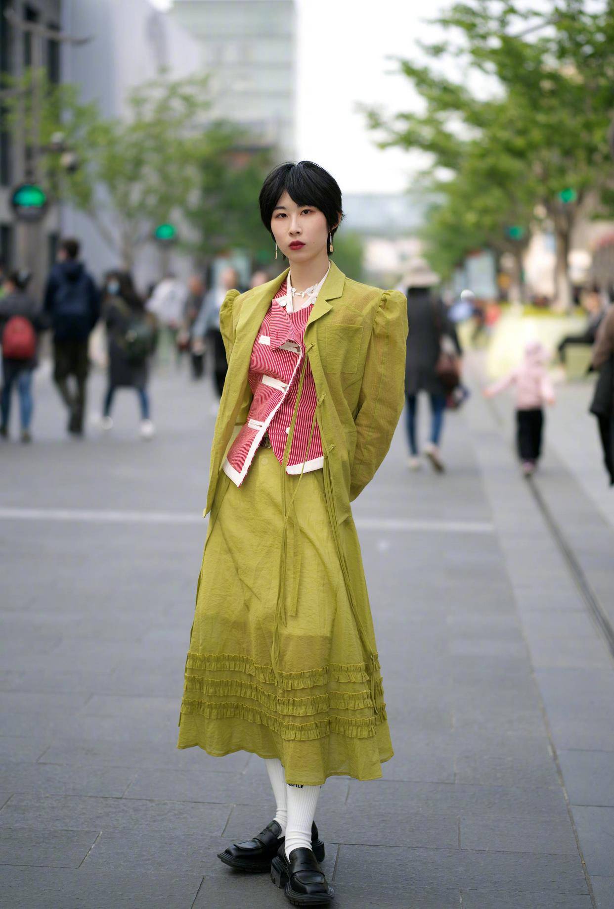 皮鞋|现在火了一种穿法，叫“袜子配鞋子”，时髦新潮还显高，谁穿谁美