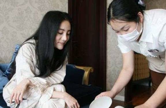 成本高|穷人“生完一个接一个”，中产家庭不敢生，两极分化是咋造成的？