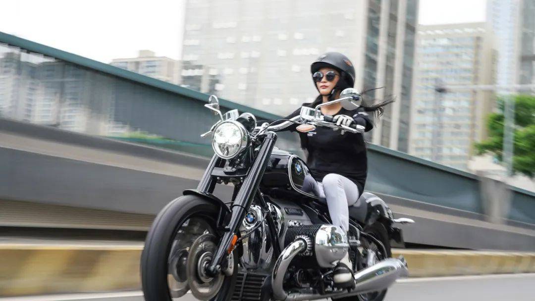 在成都的这家神秘餐厅我们与骑宝马拿铁的长腿美女约了个会