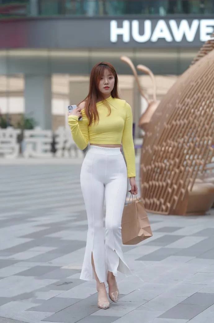 喇叭裤|嫩黄色斜肩短款上衣，搭配白色喇叭裤，穿出时尚又简约的美