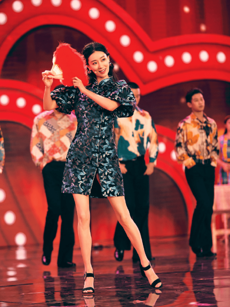 张小斐|张小斐罕见晒自拍,一身休闲装配微卷发好显嫩,身价暴涨依然低调