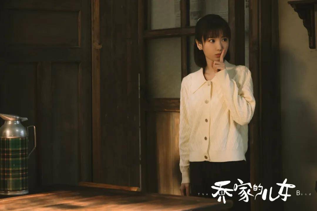 白女士|被称内娱95花颜霸的她，靠港风造型再次惊艳网友：太绝了！