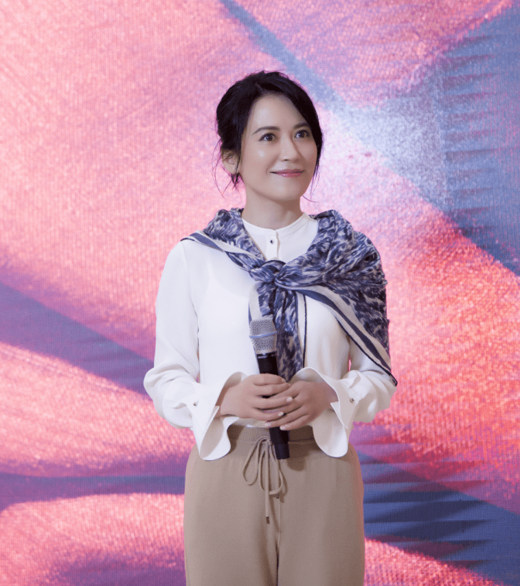 氛围|有品味的女人穿衬衫都懂配丝巾，看俞飞鸿陈数就知道，太有气质了