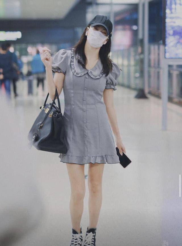 张雨绮|张雨绮去迪士尼玩，穿灰色T恤配短裤好嫩啊，说她是高中生我也信