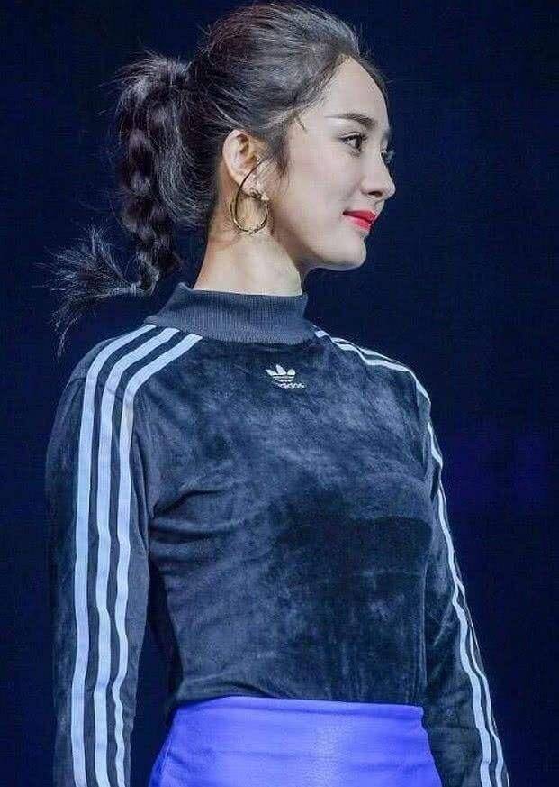 橡皮筋|很适合“扮嫩”的3种发型,女人到了30岁这样扎,精致又减龄